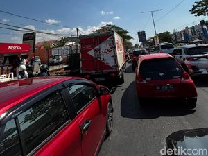 Jalan Perintis Kemerdekaan Makassar Macet 3 Km Imbas Antrean di SPBU