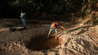 Kemarau Parah, Warga Sri Lanka Rela Gali Sungai Kering untuk Cari Air