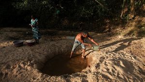 Kemarau Parah, Warga Sri Lanka Rela Gali Sungai Kering untuk Cari Air