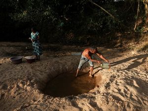 Kemarau Parah, Warga Sri Lanka Rela Gali Sungai Kering untuk Cari Air