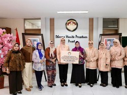DWP Kemendagri Serahkan Bantuan untuk Korban Gempa di NTT