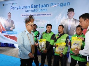 Menko Pangan Salurkan Bantuan Beras bagi 1.800 KPM di Kota Sorong