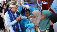 Menko Pangan Serahkan Bantuan Beras ke Ojol dan Anak Yatim di Ambon