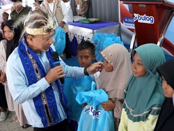 Menko Pangan Serahkan Bantuan Beras ke Ojol dan Anak Yatim di Ambon