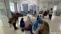 WC Sekolah Antre Panjang Saat Ratusan Siswa di Rembang Diare Keracunan MBG