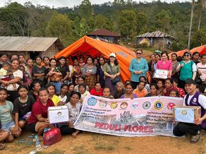Bhayangkari Manggarai Salurkan Bantuan untuk Pengungsi di Cibal