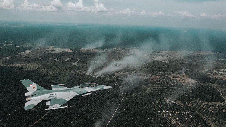 Pesawat Tempur F-16 Lanud Roesmin Nurjadin Patroli Udara Cek Karhutla
