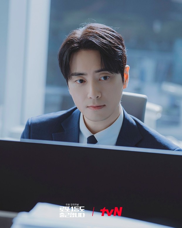 Lee Jun Hyuk di The Ordinary Jackpot/ Foto: instagram.com/tvn_drama Lee Jun Hyuk di The Ordinary Jackpot/ Foto: instagram.com/tvn_drama