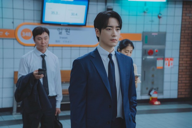 Lee Jun Hyuk di The Ordinary Jackpot/ Foto: instagram.com/tvn_drama Lee Jun Hyuk di The Ordinary Jackpot/ Foto: instagram.com/tvn_drama
