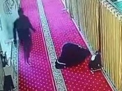 Mahasiswi Salat di Masjid Makassar, Nahas HP dan Laptopnya Dicuri Saat Sujud