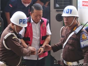 Potret Eks Jampidsus Febrie Tiba di Kejagung, Diperiksa Terkait Dugaan TPPU