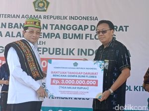 Menag Serahkan Bantuan Rp 3 Miliar kepada Terdampak Gempa Flores