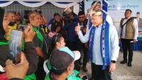 Menko Zulhas Tinjau Penyaluran Bantuan Beras ke 349 Warga di Wayame Ambon