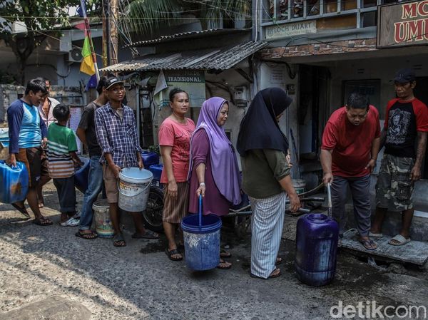Miris! 25 Tahun Warga Pademangan Timur Menanti Jaringan Air Bersih