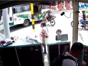 Video Motor Ngebut Tabrak Bus di Kolombia, Pengendara Selamat
