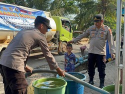 Polda Sumsel Salurkan Ribuan Liter Air Bersih di Muara Lakitan