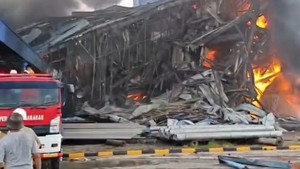 Sudah 13 Jam, Kebakaran Pabrik Sabun di KEK Sei Mangkei Simalungun Belum Padam