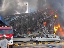Sudah 13 Jam, Kebakaran Pabrik Sabun di KEK Sei Mangkei Simalungun Belum Padam