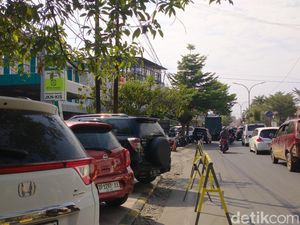 Trotoar-Badan Jalan Depan RS At Medika Palopo Jadi Parkiran Bikin Macet