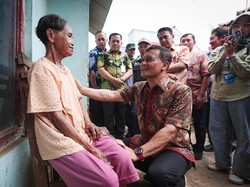 Gubernur Jateng Ahmad Luthfi Bantu Lansia Korban Penyalahgunaan KTP