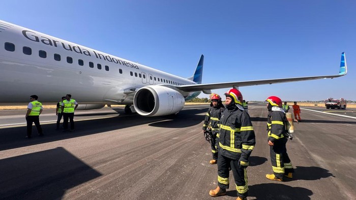 Pesawat Garuda tujuan Makassar alami pecah ban saat lepas landas dari Jakarta.