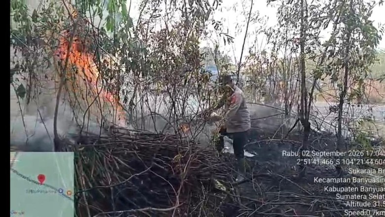 Polisi Banyuasin Padamkan Kebakaran Lahan di Pinggir Jalan Palembang-Betung