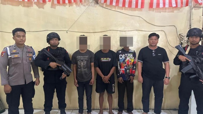 Polisi menahan tiga tersangka pengeroyokan anggota TNI di Sarolangun, Jambi (Foto: Istimewa/Polres Sarolangun)
