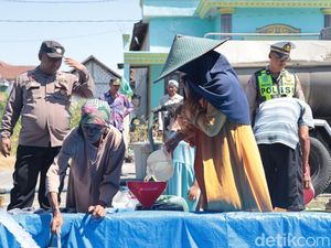 Polres Gresik Distribusikan Air Bersih ke 3 Desa di Balongpanggang