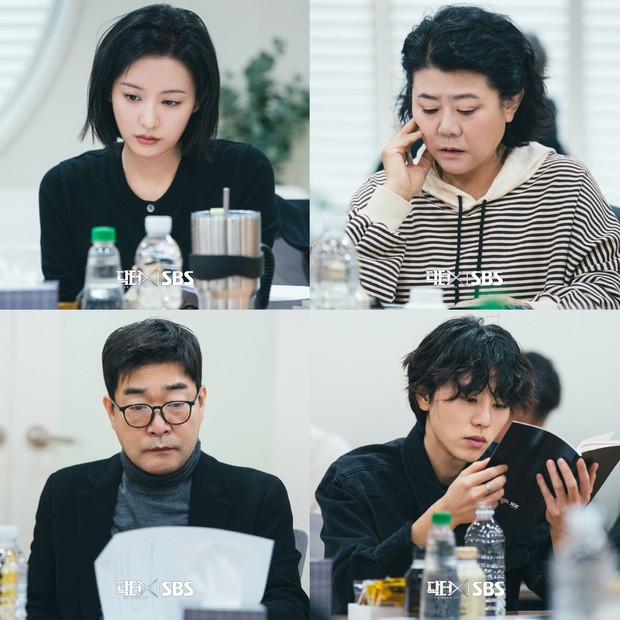 Kim Ji Won, Lee Jung Eun, Son Hyun Joo, dan Kim Woo Seok membacakan dialog mereka yang berinteraksi bersama dalam proses pembacaan naskah drama 'Doctor X: The Age of the White Mafia'.