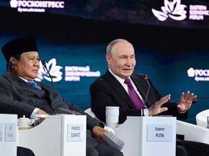 Momen Presiden Prabowo-Putin Tampil Sepanggung Saat Forum Ekonomi di Rusia