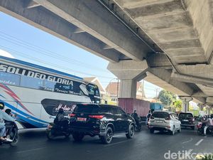 Antrean Solar di SPBU Pettarani Makassar Mengular ke Badan Jalan