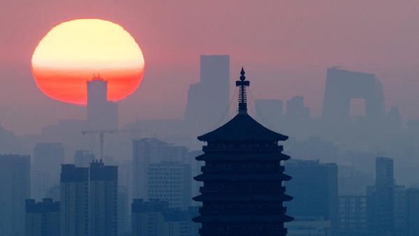 Siluet Yongding Pagoda Menghiasi Langit Pagi Beijing