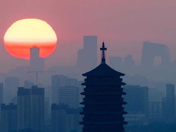 Siluet Yongding Pagoda Menghiasi Langit Pagi Beijing