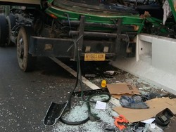 Truk Kecelakaan di Jakut, Peti Kemas Nyaris Jatuh dari Layang Tol