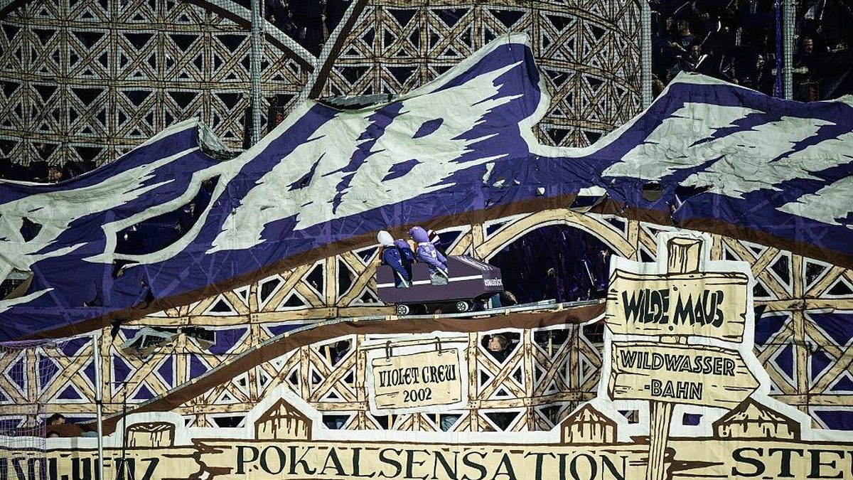 Tifo roller coaster fans VfL Osnabruck. (Foto: Getty Images/Marvin Ibo Guengoer - GES Sportf)