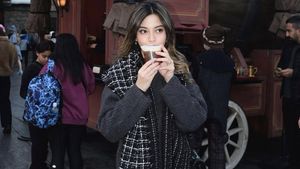 Serunya! Liburan Yoriko Angeline Makan Es Krim hingga Minum Matcha