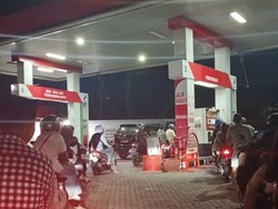 Antrean di SPBU Jember Mengular Dipicu Isu Kenaikan Harga Malam Ini