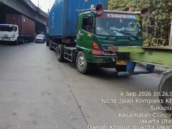 Lalin Jalan KBN Cilincing Macet Imbas Antrean Truk Masuk SPBU