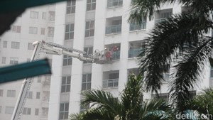 Apartemen di Tanah Abang Kebakaran, Asap Mengepul