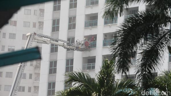 Apartemen di Tanah Abang Kebakaran, Asap Mengepul