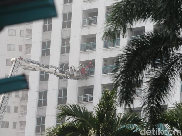 Apartemen di Tanah Abang Kebakaran, Asap Mengepul
