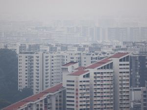 Potret Langit Singapura Diselimuti Kabut Asap Karhutla