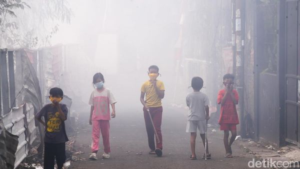 Asap Tebal Kepung Permukiman dan Sekolah di Tangsel, Siswa Dipulangkan