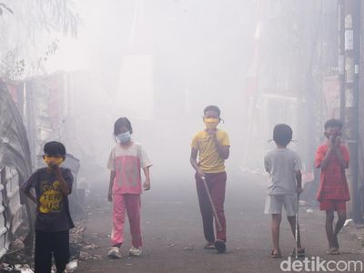 Asap Tebal Kepung Permukiman dan Sekolah di Tangsel, Siswa Dipulangkan