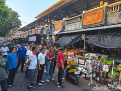 Sudah Punya Los, Pedagang Pasar Anyar Buleleng Masih Jualan di Jalan