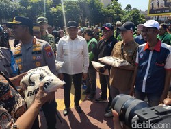 Forkopimda Sidoarjo Bagi-bagi 1.000 Paket Sembako buat Ojol