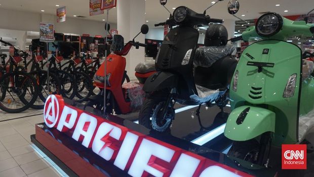 Cuma 300 Unit, Helm Gigas x Jecovox The Sun Bisa Didapat di Transmart Kolaborasi Transmart, Gigas Helmet, dan Pacific Bike menghadirkan produk serta promo khusus bagi konsumen. Salah satu yang paling menarik adalah helm edisi terbatas The Sun, hasil kolaborasi Gigas Helmet dengan Jecovox.Helm The Sun hanya diproduksi 300 unit dan cuma tersedia di gerai Transmart. Vokalis Jecovox, Roy Jeconiah, turut hadir dalam acara promosi kolaborasi tersebut di Transmart Ambarrukmo Plaza (Amplaz), Sleman, DIY, Jumat (4/9).