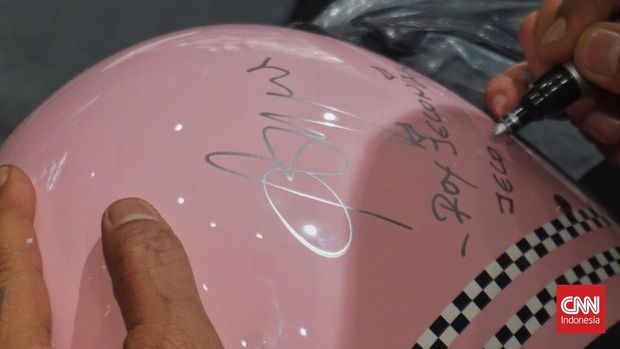 Cuma 300 Unit, Helm Gigas x Jecovox The Sun Bisa Didapat di Transmart Kolaborasi Transmart, Gigas Helmet, dan Pacific Bike menghadirkan produk serta promo khusus bagi konsumen. Salah satu yang paling menarik adalah helm edisi terbatas The Sun, hasil kolaborasi Gigas Helmet dengan Jecovox.Helm The Sun hanya diproduksi 300 unit dan cuma tersedia di gerai Transmart. Vokalis Jecovox, Roy Jeconiah, turut hadir dalam acara promosi kolaborasi tersebut di Transmart Ambarrukmo Plaza (Amplaz), Sleman, DIY, Jumat (4/9).