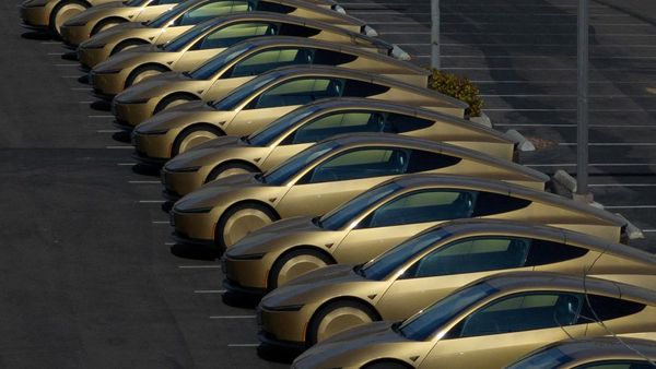 Cybercab Emas Tesla Mulai Mengaspal