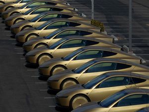 Cybercab Emas Tesla Mulai Mengaspal